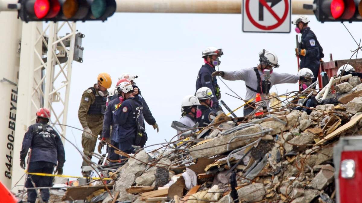 Rescatistas continúan trabajando en los escombros del edificio colapsado