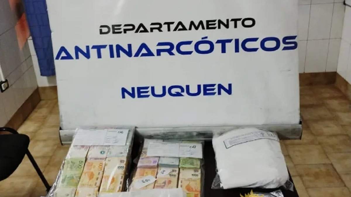 Un hombre fue detenido y se secuestró cocaína, dinero y una balanza. Fuente: (Policía Neuquén)