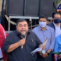 Flavio Sosa Villavicencio se registra ante el INE como aspirante a la secretaría general de Morena