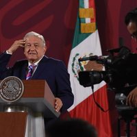 AMLO anuncia plan de seguridad social a periodistas, se destinará 25% del presupuesto de publicidad