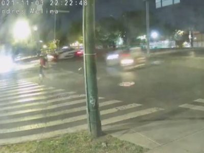 Ciclista se pasa el alto y es arrollado por un motociclista