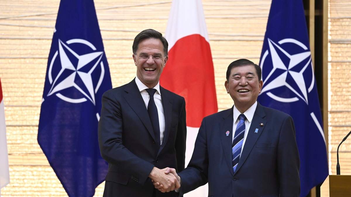 El primer ministro japonés Ishiba Shigeru (der) con el secretario general de la OTAN Mark Rutte en Tokio el 9 de abril del 2025