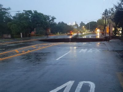 Enorme socavón de más de 10 metros se abre en avenida López Mateos de Zapopan