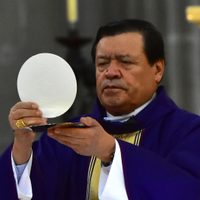 Norberto Rivera fue desintubado y tiene "mejoría en general", dice su exvocero