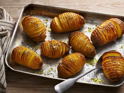 Papas Hasselback: acompañá la cena con esta versión que no tiene nada que envidiarles a las papas fritas o al horno