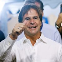 El presidente uruguayo, Luis Lacalle Pou, recibió la vacuna contra el coronavirus