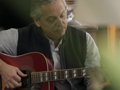 Una que sepamos todos: Emmanuel Macron le regaló una guitarra a Alberto Fernández