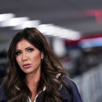 Crece el clamor para que renuncie Kristi Noem tras muertes en Minneapolis