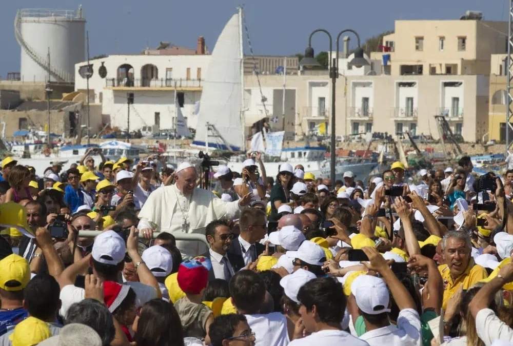 El Papa Francisco saluda a los fieles mientras avanza entre la gente durante una visita a la isla de Lampedusa, en el sur de Italia, el 8 de julio de 2013