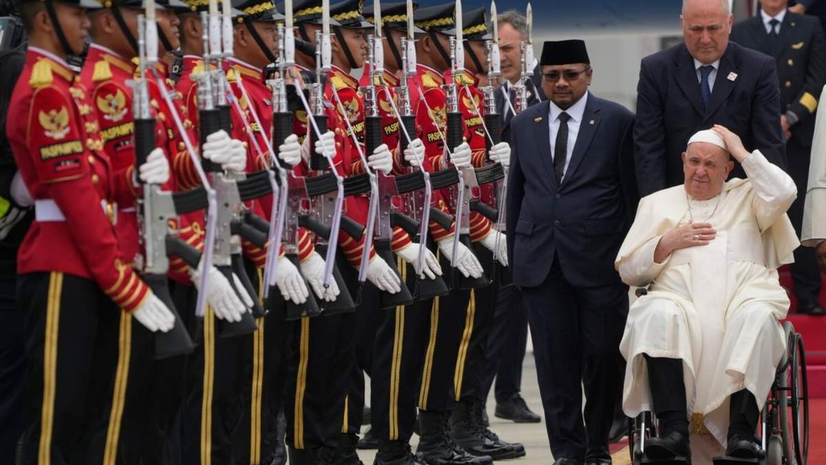 El Papa Francisco es recibido por el ministro de Asuntos Religiosos de Indonesia, Yaqut Cholil Qoumas