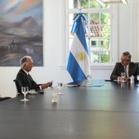 Alberto Fernández analiza volver a abrir los comercios