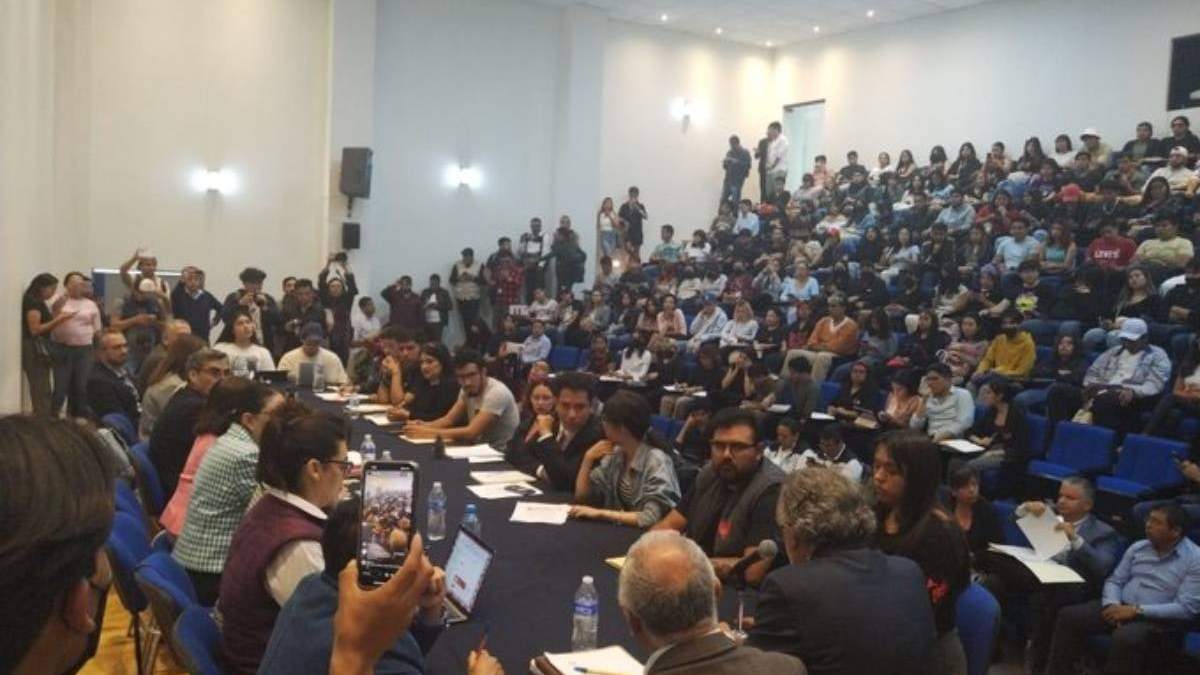 La mesa de negociación en la UAEH