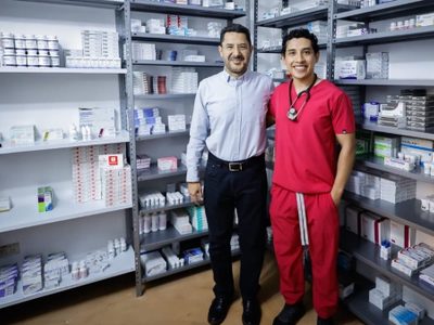 En gira por San Luis Potosí, Martí Batres entrega camas hospitalarias a HG y realiza visitas sorpresa a unidades