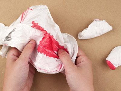 Chau desorden: el truco casero para tener tus bolsas plásticas ordenadas y que quepan en un frasco