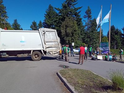 Trabajadores de Villa Traful cortaron la Ruta 65 en reclamo por los despidos en el municipio