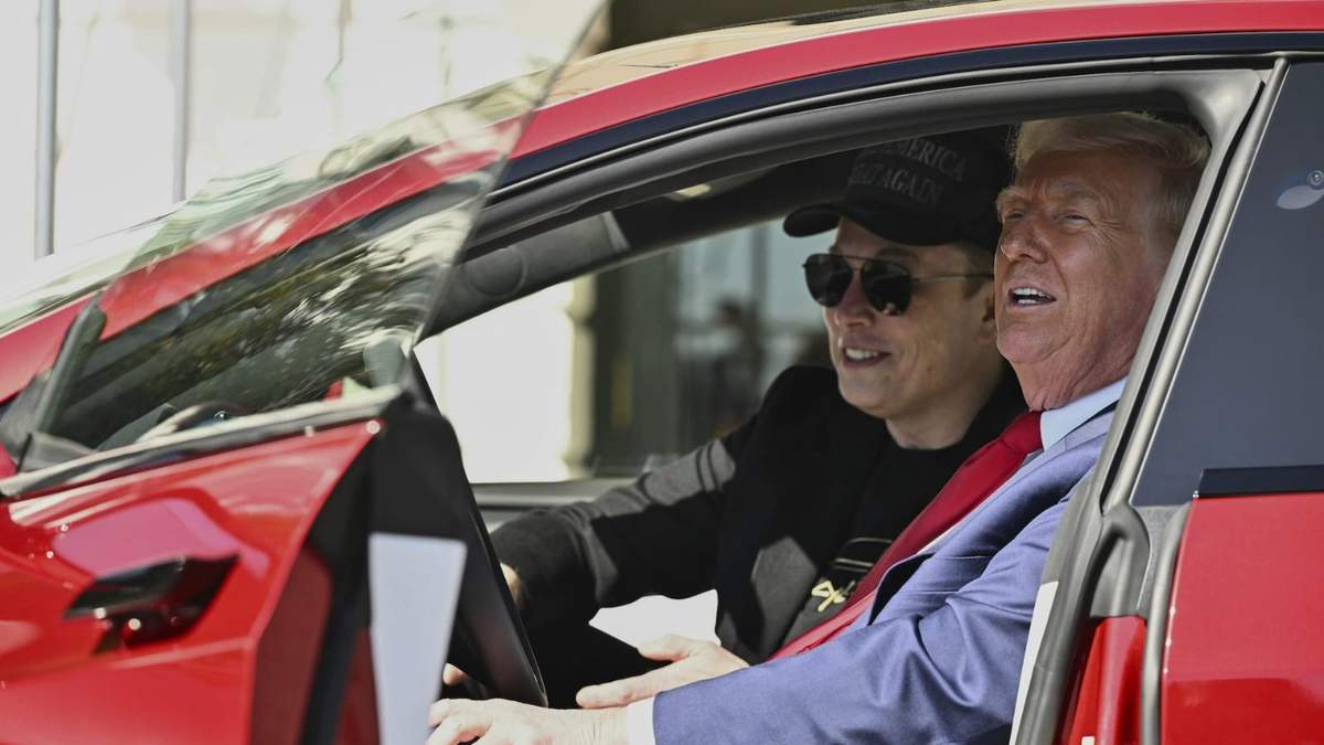 El presidente Donald Trump y el director general de Tesla, Elon Musk, hablan con los reporteros desde un vehículo Model S de Tesla en el jardín sur de la Casa Blanca, en Washington, el pasado martes