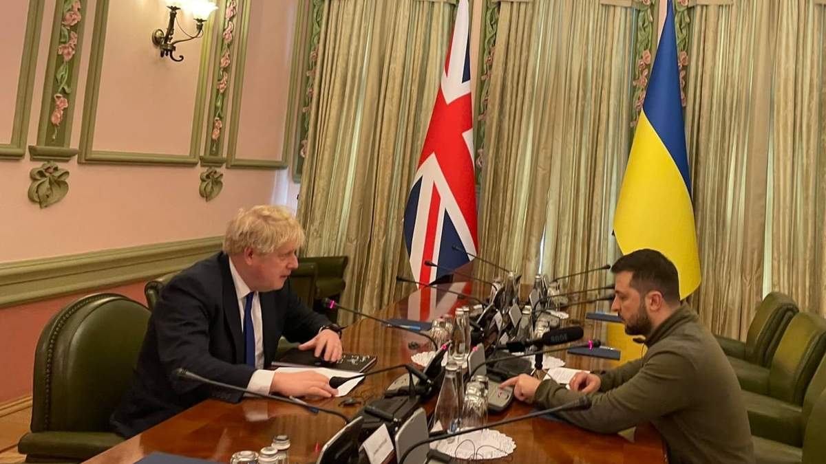 Boris Johnson y Volodimir Zelenski,