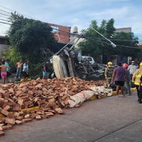 Camión ladrillero se quedó sin frenos y chocó contra un poste en la bajada de Collón Curá