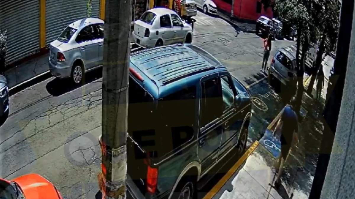 La cámara captó cómo el sujeto observa a su víctima y pasa cerca de ella un par de veces antes de atacarla