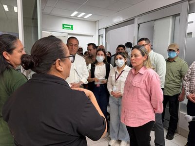 Yeraldine Bonilla visita hospitales donde se encuentran las personas lesionadas por incendio en plaza de Los Mochis