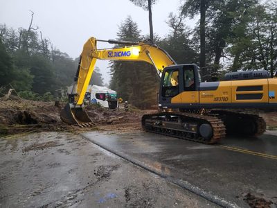 El viento voló árboles techos y la lluvia provocó deslaves que bloquearon caminos cordilleranos