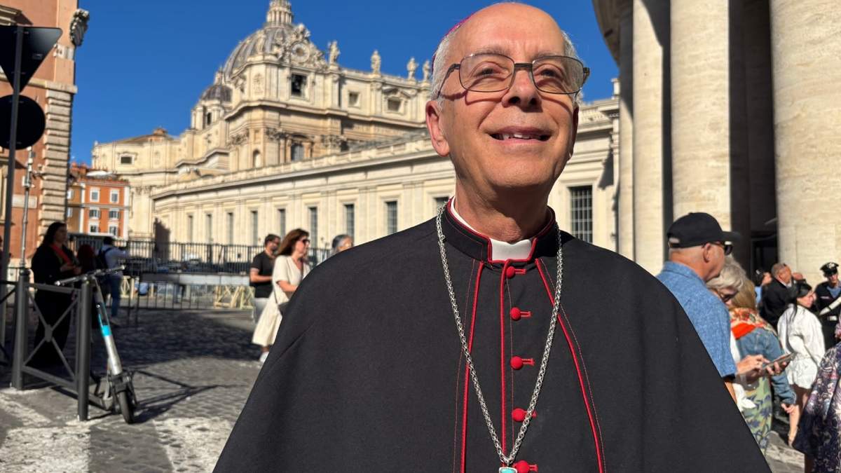 El Obispo de El Paso (Texas) Mark Joseph Seitz habla con The Associated Press sobre la situación en la frontera, en la Ciudad del Vaticano, el 8 de octubre del 2025