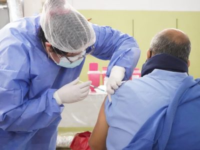 El 92% de la población ya recibió la primera dosis: qué pasa con el 8% restante