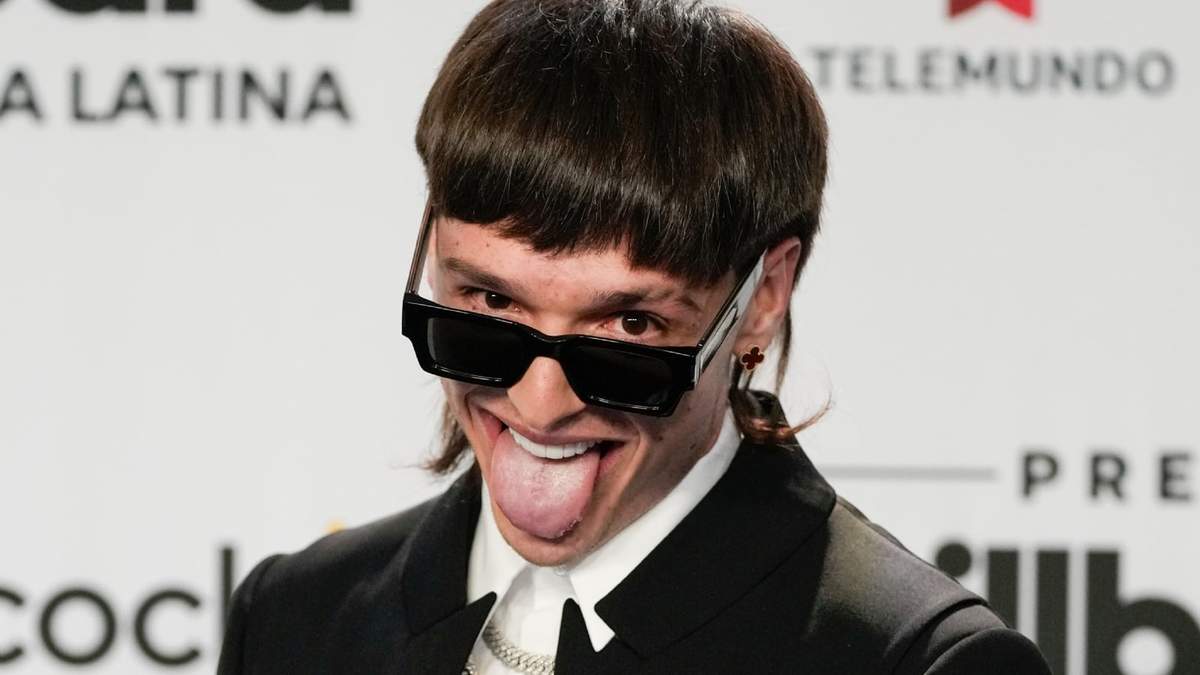 Peso Pluma llega a los Premios Billboard de la Música Latina el jueves 5 de octubre de 2023, en Coral Gables, Florida