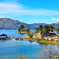 Variadas muestras de arte se pueden visitar en el Muelle Turístico de Villa Pehuenia