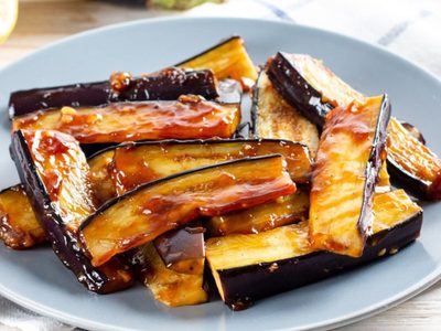 Solo necesitás 1 berenjena: prepará esta versión de bastones que no tienen nada que envidiarles a las papas fritas