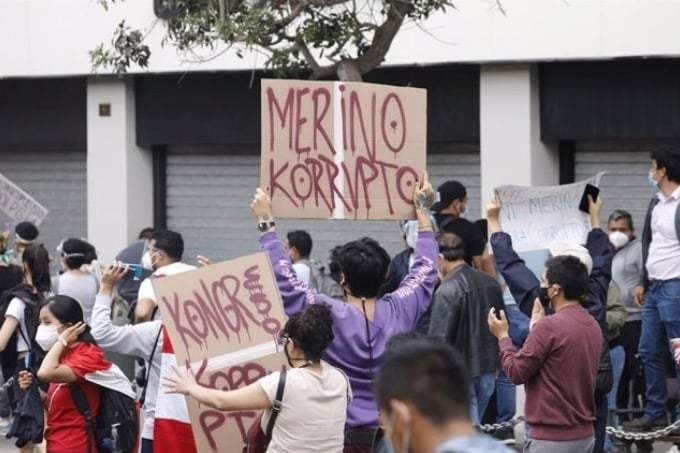 Protestas en Lima contra la destitución del presidente Martín Vizcarra