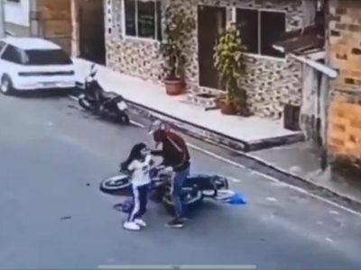Niña queda sin un brazo tras caer de una motocicleta en movimiento (Video)