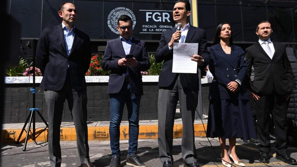 El líder nacional panista, Jorge Romero Herrera; el vocero nacional Jorge Triana; la dirigente del PAN capitalino, Luisa Gutiérrez, y el abogado Roberto Gil Zuarth