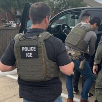 ICE planea perseguir a empresas que empleen migrantes “ilegales” porque “los explotan”