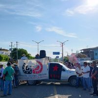 Con bloqueo, habitantes de Costa Chica exigen esclarecimiento del asesinato de Bruno Plácido