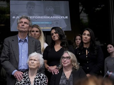 Más de una docena de familiares de los hermanos Menendez piden que sean excarcelados