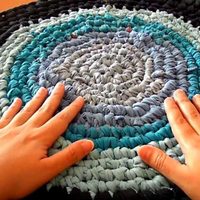 Sin sacar la máquina de coser: hacé esta bonita alfombra con retazos de tela y sogas que pensabas tirar