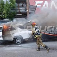 Un mecánico sufrió quemaduras al incendiarse la camioneta que reparaba