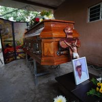 Sepultan entre aplausos y lágrimas al exlíder de autodefensas, Hipólito Mora, en La Ruana