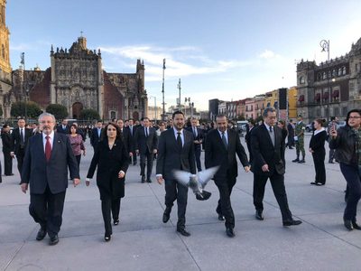 El Congreso rememora el 68 con izamiento de la bandera a media asta en el Zócalo