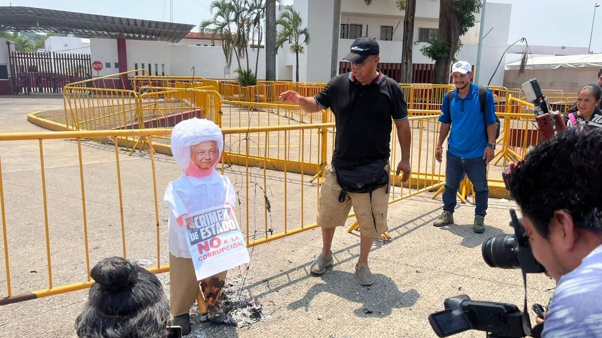 La piñata con la imagen de López Obrador