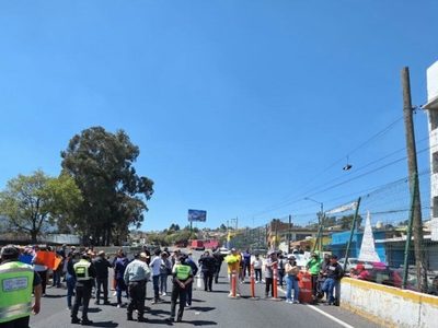 Caos vial en la México-Cuernavaca por bloqueo de habitantes de Topilejo