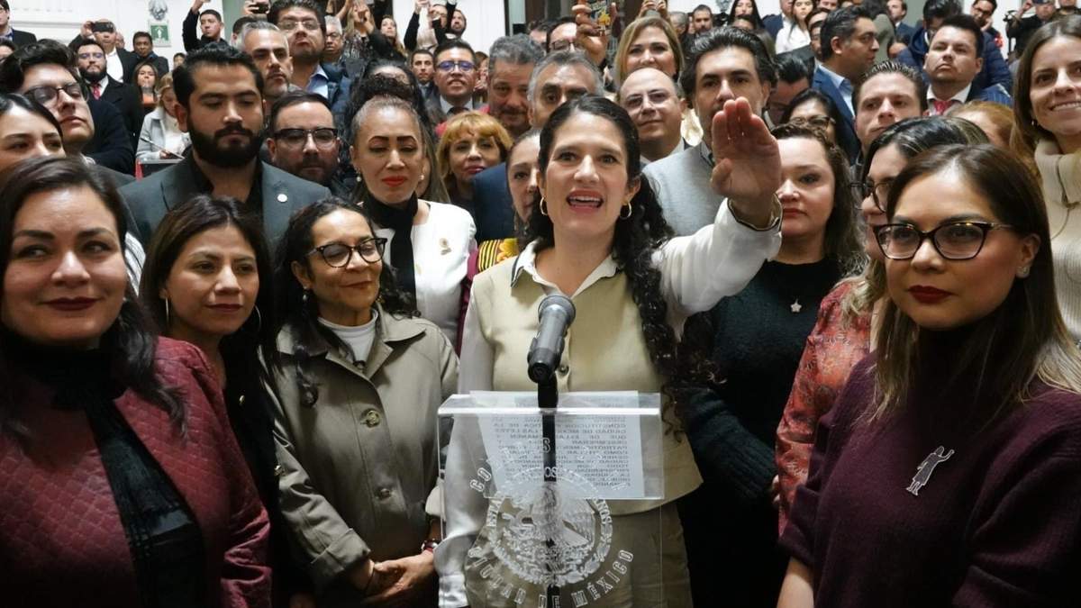 En la imagen, Bertha Alcalde durante su toma de protesta