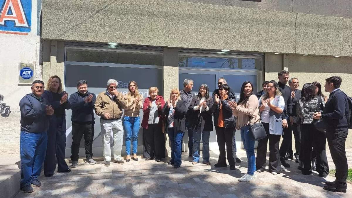 Directivos y asociados de CALF en la inauguración de la nueva sala velatoria. Fuente: (Alerta Digital)