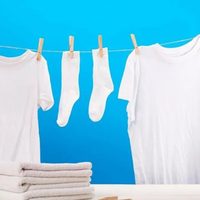 Dejá tu ropa blanca más impecable que nunca con este truco de la abuela súper económico que no falla