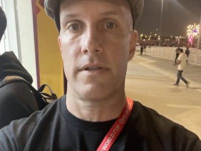 Muere un periodista mientras cubría el Mundial de Qatar; su hermano sospecha asesinato