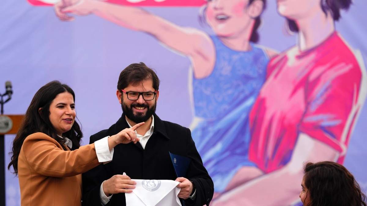 El presidente de Chile, Gabriel Boric, y la ministra de la Mujer, Antonia Orellana