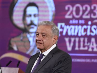 AMLO reta a ministros de la Corte a frenar distribución de libros de texto: “A ver si se atreven”