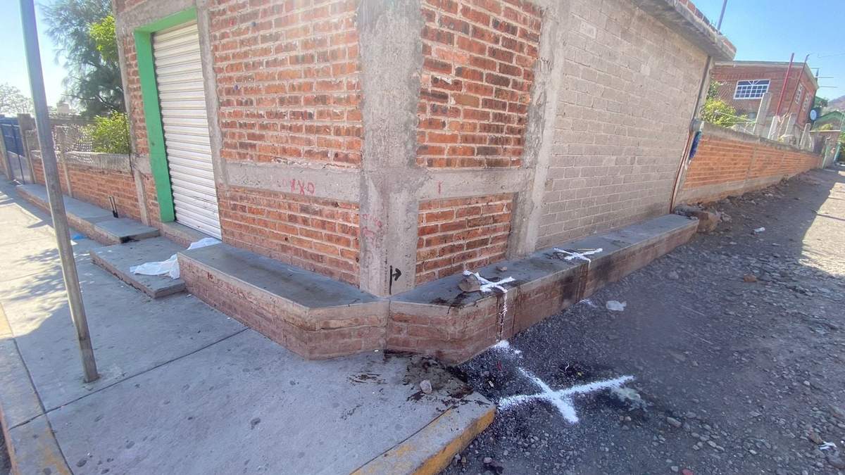 Cruces de cal en el sitio donde fueron asesinadas seis personas