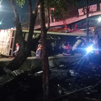 Conductor del tráiler que volcó cerca de la estación Oceanía del Metro murió en el hospital